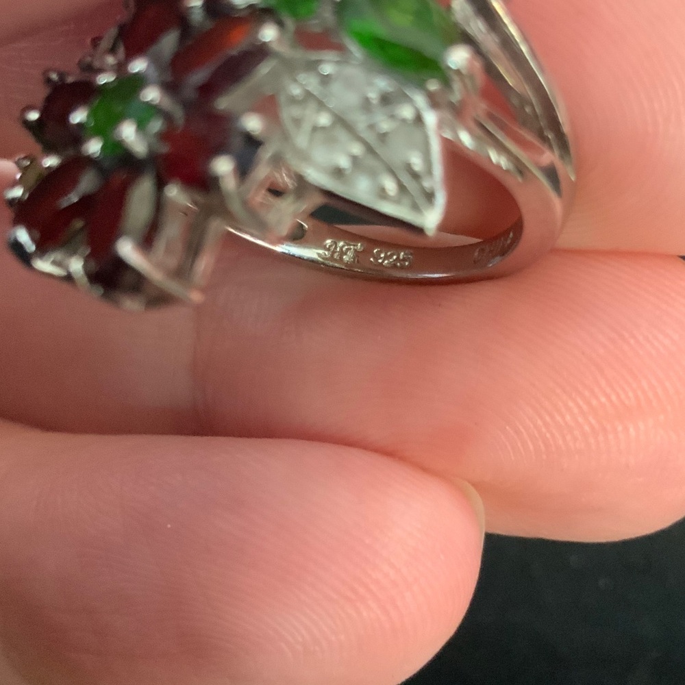 Elegant Red and Green Gemstone Floral Ring - Picture 5 of 6